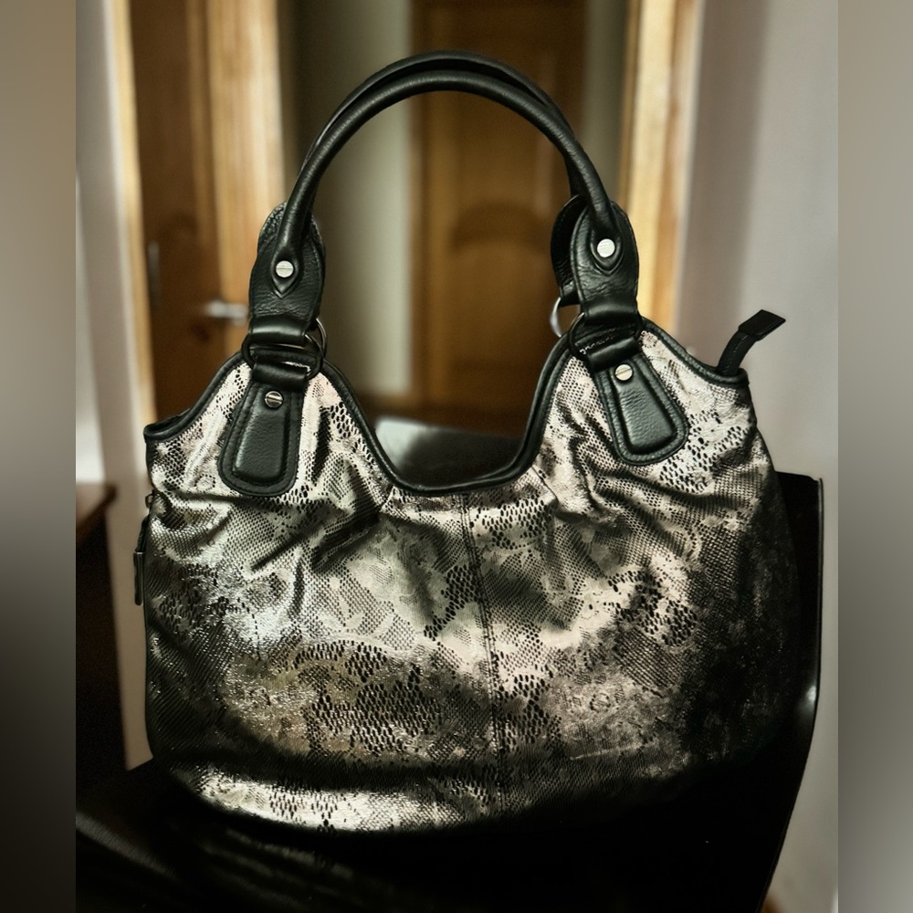 BODHI Shoulder Bag, Leather/Suede-like Material, expands on the bottom,worn once